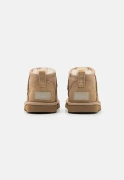 Ugg CLASSIC ULTRA MINI UNISEX - Stiefelette - Sand 16 Ugg CLASSIC ULTRA MINI UNISEX - Stiefelette - Sand -Ugg 03fb96cec33b44d7a99a97c68a5cde5c