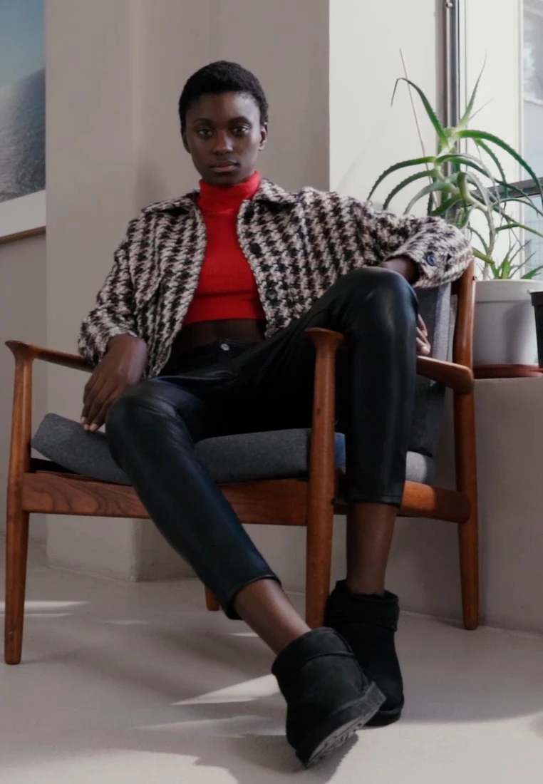 Ugg CLASSIC ULTRA MINI - Ankle Boot - Black 2 Ugg CLASSIC ULTRA MINI - Ankle Boot - Black – Bild 2