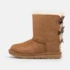 Ugg BAILEY BOW - Stiefel - Chestnut