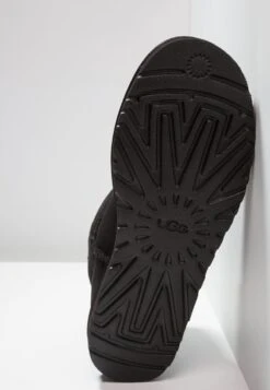 Ugg CLASSIC MINI - Stiefelette - Black -Ugg 41d7f2aef5d9485796a2f583987981fe
