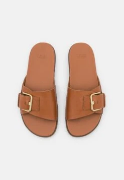 Ugg SOLIVAN BUCKLE SLIDE - Pantolette Flach - Tan -Ugg 4b439b4cf4cc4c2dbedf9e64a2aecd8d