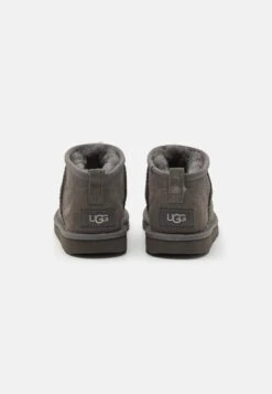 Ugg CLASSIC ULTRA MINI UNISEX - Stiefelette - Grey 16 Ugg CLASSIC ULTRA MINI UNISEX - Stiefelette - Grey -Ugg 4cdfcf3259974e828a29604e03b7a9fa