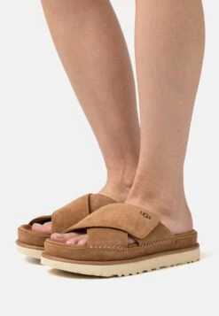 Ugg GOLDENSTAR CROSS SLIDE - Pantolette Flach - Chestnut
