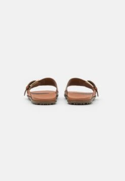 Ugg SOLIVAN BUCKLE SLIDE - Pantolette Flach - Tan -Ugg 4f39c506c4034c96950b7980ba955e1f
