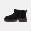 Ugg CLASSIC ULTRA MINI NEW HEIGHTS - Stiefelette - Black