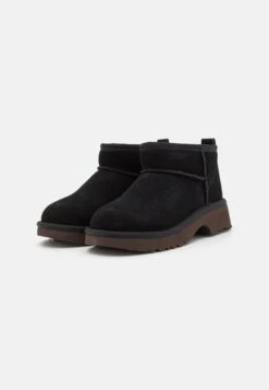 Ugg CLASSIC ULTRA MINI NEW HEIGHTS - Stiefelette - Black -Ugg 6481aff1d4ff463db2f3f5cf5642b420