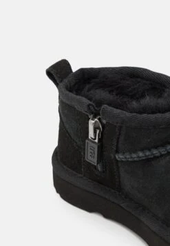 Ugg CLASSIC ULTRA MINI UNISEX - Stiefelette - Black 16 Ugg CLASSIC ULTRA MINI UNISEX - Stiefelette - Black -Ugg 6bb26f4c435d4aef8c2f68fc2c1f898f