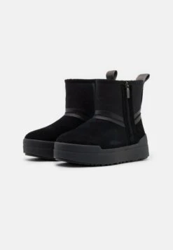 UGG Damen Stiefel "Classic Tech Mini" - Snowboot/Winterstiefel - Black -Ugg 8df7a593a618455389f9268a58b282e5