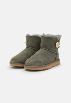 Ugg MINI BAILEY BUTTON - Ankle Boot - Forest Night 8 Ugg MINI BAILEY BUTTON - Ankle Boot - Forest Night -Ugg 92137951d7c24421a46fe752dc334994