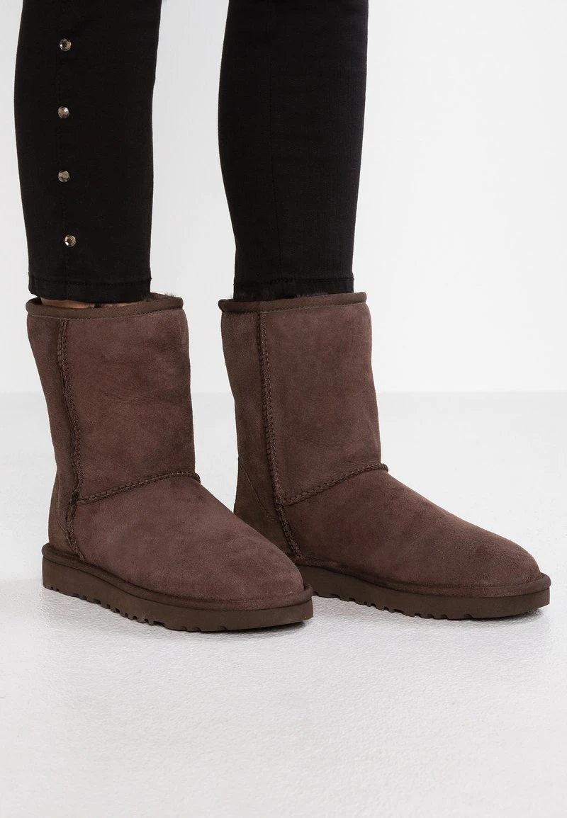 Ugg CLASSIC SHORT - Stiefelette - Chocolate 1 Ugg CLASSIC SHORT - Stiefelette - Chocolate