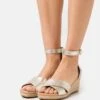 Ugg EUGENIA - Keilsandalette - Pale Gold Metallic