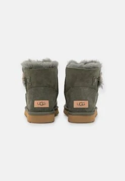 Ugg MINI BAILEY BUTTON - Ankle Boot - Forest Night 9 Ugg MINI BAILEY BUTTON - Ankle Boot - Forest Night -Ugg a613bd7ea3c64664acc0f4e4315f64cf