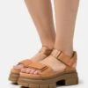 Ugg ASHTON ANKLE - Plateausandalette - Toast