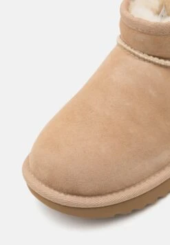 Ugg CLASSIC ULTRA MINI UNISEX - Stiefelette - Sand 19 Ugg CLASSIC ULTRA MINI UNISEX - Stiefelette - Sand -Ugg ac35c1a09a7d44c0b08e113d154c931d