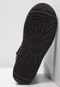 Ugg CLASSIC - Snowboot/Winterstiefel - Black 11 Ugg CLASSIC - Snowboot/Winterstiefel - Black -Ugg b20ecc0d17f54114851fc8d50bd6a6e3