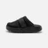 Ugg MAXXER STRAP SLIDE - Pantolette Flach - Black
