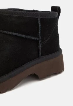 Ugg CLASSIC ULTRA MINI NEW HEIGHTS - Stiefelette - Black -Ugg d06af505b46d458a89c02158c2c1827f