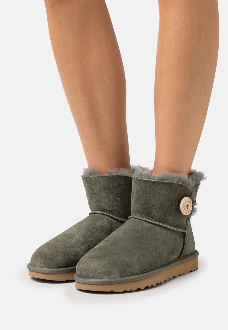 Ugg MINI BAILEY BUTTON - Ankle Boot - Forest Night 1 Ugg MINI BAILEY BUTTON - Ankle Boot - Forest Night