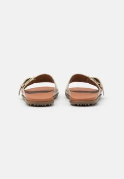Ugg SOLIVAN BUCKLE SLIDE - Pantolette Flach - Pale Gold Metallic -Ugg fb3f8eb55ab949b7a3611f92c3aaaaf5
